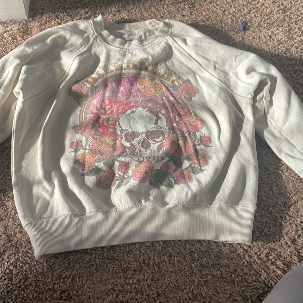 A off white billabong sweatshirt with a skull and roses